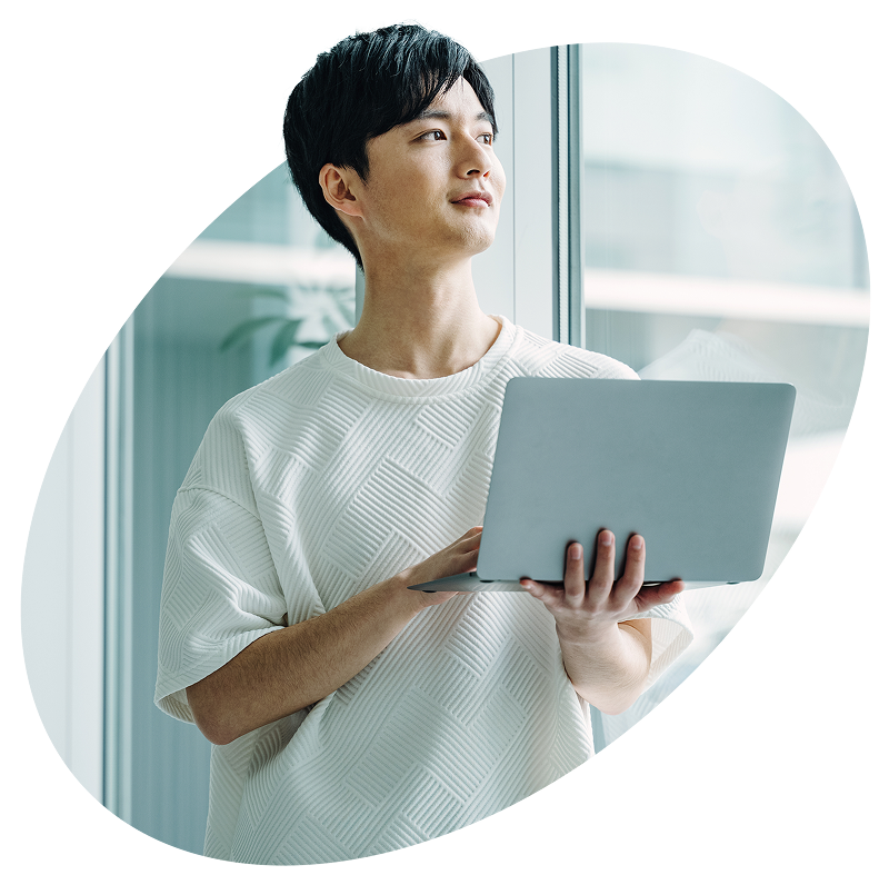 ノートPCを持つ人物